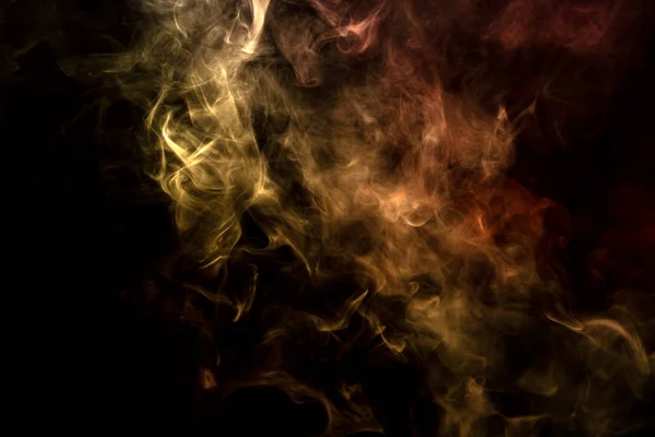 五颜六色的黄色和橙色的烟雾在一个黑色被隔绝的背景 背景从 Vap 的烟雾 — 图库照片