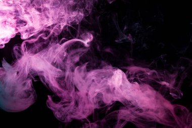 Yeşil ve pembe bulut izole siyah arka plan üzerinde duman