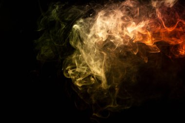 Kırmızı ve turuncu siyah bir duman bulutu arka plan izole. Vap duman arka plan