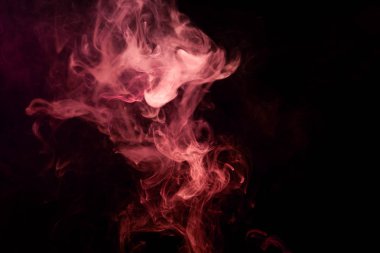 Kırmızı ve pembe bulut izole siyah arka plan üzerinde duman