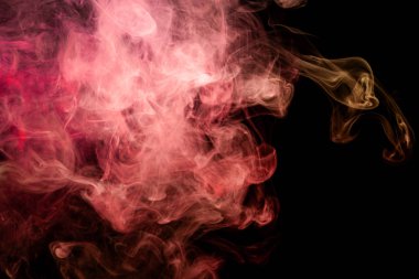 Kırmızı ve pembe bulut izole siyah arka plan üzerinde duman