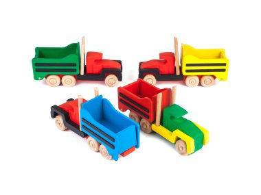 Bir kayın römork beyaz izole zemin üzerinde farklı renklerde ahşap bir kamyonla fotoğrafı