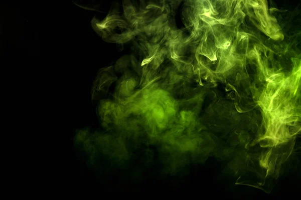 彩色绿色烟雾在黑色孤立的背景 Vap 的烟雾背景 — 图库照片