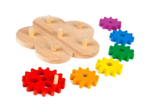 一个木制玩具儿童的分选机与小木细节的齿轮 在白色隔离的背景上不同的颜色的照片 精细运动儿童发育的玩具 — 图库照片