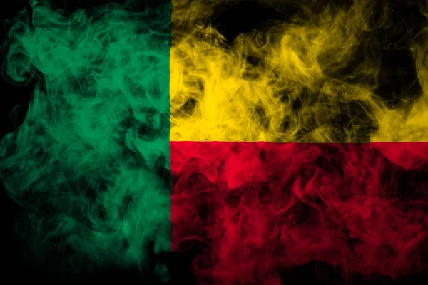 Nationalflagge Von Benin Aus Dickem Farbigen Rauch Auf Schwarzem Isoliertem — Stockfoto