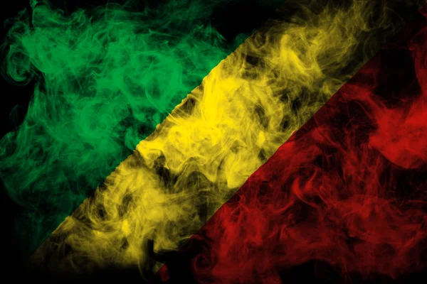 刚果共和国的国旗从浓浓的彩色烟雾在一个黑色被隔绝的背景 — 图库照片