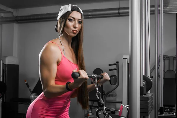 Dark Haired Vrouw Atleet Een Trainingspak Schudt Handen Biseps Simulator — Stockfoto