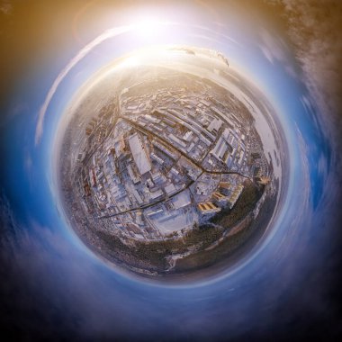 Helikopter dron vurdu. Hava fotoğrafçılığı bir alan, bir büyük crossroads, yüksek binalar, bir park ve yollar kışın üzerinde modern bir şehir. Yukarıdan panoramik şehir 360 vurdu