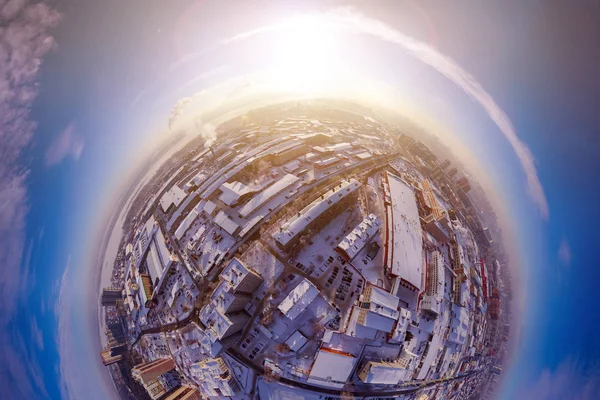 Helikopter dron vurdu. Hava fotoğrafçılığı bir alan, bir büyük crossroads, yüksek binalar, bir park ve yollar kışın üzerinde modern bir şehir. Yukarıdan panoramik şehir 360 vurdu