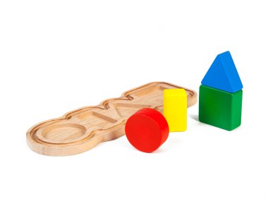 Geometrik şekiller (dikdörtgen, kare, çember, üçgen) şeklinde küçük ahşap detayları olan tahta oyuncak çocuk ayırıcısının resmi, beyaz izole bir arkaplanda farklı renklerde.