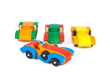 Fotoğrafı kayın farklı renklerde bir retro otomobil cabriolets. Oyuncaklar ahşap beyaz izole zemin üzerine yapılan