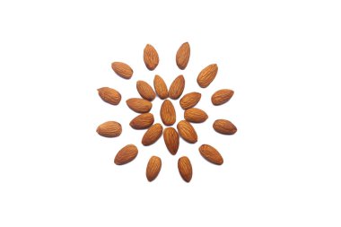 Fındık Desen - bir daire şeklinde beyaz bir arka plan üzerinde soyulmuş badem. Dekorasyon, sağlıklı beslenme ve gıda arka plan hakkında kavramlar.
