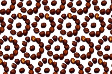 Fındık fındık yalan bir daire veya güneş izole beyaz arka planda bir kırpma yolu ile şeklinde topluluğu. Fındık desen