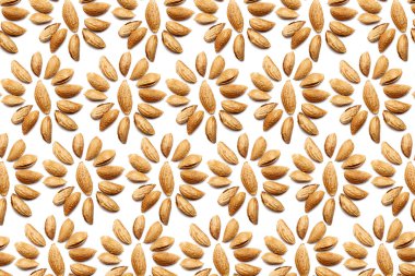 Desen fındık - badem Badam bir daire şeklinde beyaz zemin üzerine soyulmuş. Dekorasyon, sağlıklı beslenme ve gıda arka plan ile ilgili kavramlar.