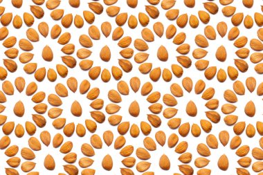 Nuts - soyulmuş kayısı taş üzerine bir daire şeklinde beyaz bir arka plan deseni. Dekorasyon, sağlıklı beslenme ve gıda arka plan ile ilgili kavramlar.