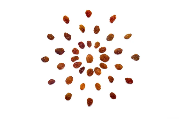 棕色葡萄干的集合在一个圆或太阳的形状在一个孤立的白色背景与剪裁路径 棕色葡萄干图案 — 图库照片