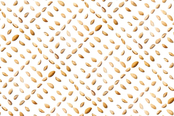 Soyulmuş badem topluluğu Badam yalan dioganals izole bir beyaz arka plan üzerinde boyunca düz satırlardaki. kırpma yoluyla. soyulmuş badem Badam desen