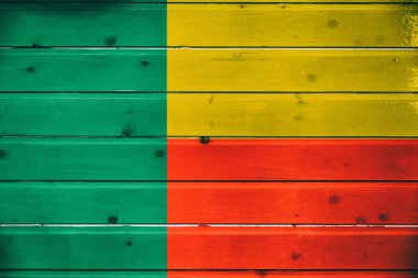 Benin ahşap arka plan üzerinde bayrağı