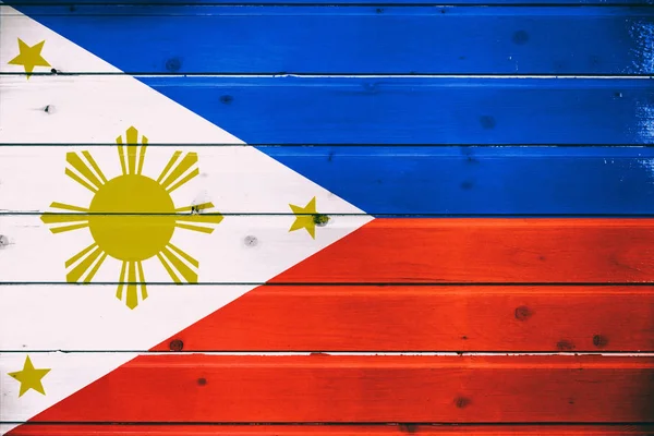 木製の背景にフィリピンの国旗 — ストック写真