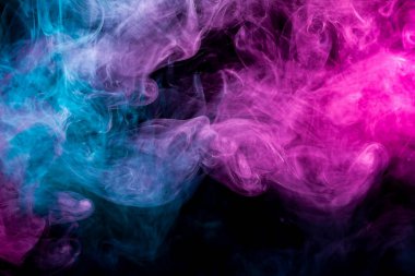 Kalın renkli pembe ve mavi bir gökyüzü siyah Yalıtılmış zemin şeklinde duman. Vape duman kökenli. MoCap cool t-shirt için