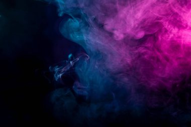 Koyu arka plan üzerinde parlak pembe ve mavi jel ile renkli sis