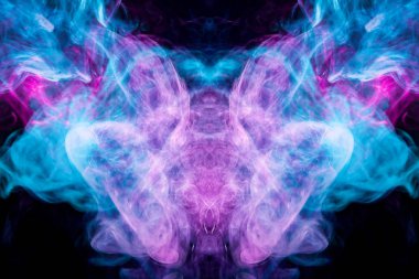 Siyah izole edilmiş arka planda pembe ve mavi duman bulutu. Kafatası, canavar ya da ejderha şeklinde. Havalı tişörtler için mocap