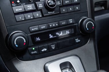 Novosibirsk, Rusya - 25 Ocak 2019: Honda Cr-V, motoru, ön görünüm close-up. Fotoğraf üzerinde bir park Novosibirs içinde modern bir araba