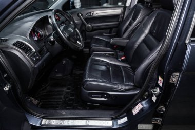 Novosibirsk, Rusya - 25 Ocak 2019: Honda Cr-V, motoru, ön görünüm close-up. Fotoğraf üzerinde bir park Novosibirs içinde modern bir araba