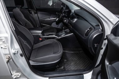 Novosibirsk, Rusya - 25 Ocak 2019: Kia Sportage, pano, koltuklar ve direksiyon simidi close-up. Fotoğraf üzerinde bir park Novosibirs içinde modern bir araba