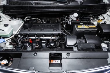 Novosibirsk, Rusya - 25 Ocak 2019: Kia Sportage, motoru, ön görünüm close-up. Fotoğraf üzerinde bir park Novosibirs içinde modern bir araba
