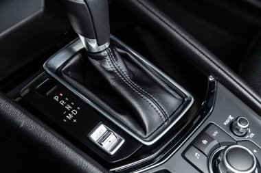 Novosibirsk, Rusya - 25 Ocak 2019: Mazda Cx-5, Hızlandırıcı kolu ve düğmeleri yakın çekim. Fotoğraf üzerinde bir park Novosibirs içinde modern bir araba
