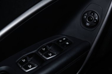 Novosibirsk, Rusya - 25 Ocak 2019: Hyundai Santa Fe, yan kapı düğmeleri close-up. Fotoğraf üzerinde bir park Novosibirs içinde modern bir araba