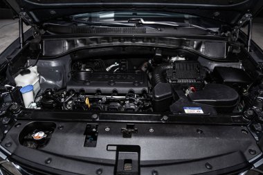 Novosibirsk, Rusya - 25 Ocak 2019: Hyundai Santa Fe, motoru, ön görünüm close-up. Fotoğraf üzerinde bir park Novosibirs içinde modern bir araba