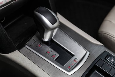 Novosibirsk, Rusya - 25 Ocak 2019: Subaru Outback, Hızlandırıcı kolu ve düğmeleri yakın çekim. Fotoğraf üzerinde bir park Novosibirs içinde modern bir araba