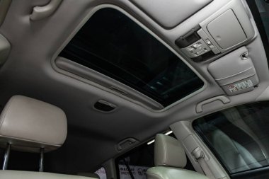 Novosibirsk, Rusya - 25 Ocak 2019: Subaru Outback, çatı ve sunroof close-up. Fotoğraf üzerinde bir park Novosibirs içinde modern bir araba