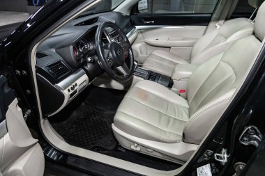 Novosibirsk, Rusya - 25 Ocak 2019: Subaru Outback, pano, koltuklar ve direksiyon simidi close-up. Fotoğraf üzerinde bir park Novosibirs içinde modern bir araba