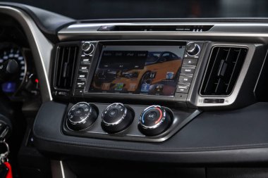 Novosibirsk, Rusya - 25 Ocak 2019: Toyota Rav-4, pano ve oyuncu yakın çekim. Fotoğraf üzerinde bir park Novosibirs içinde modern bir araba