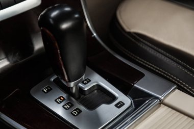 Novosibirsk, Rusya - 25 Ocak 2019: Volvo Xc60, Hızlandırıcı kolu ve düğmeleri yakın çekim. Fotoğraf üzerinde bir park Novosibirs içinde modern bir araba