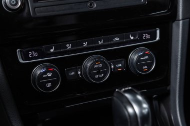 Novosibirsk, Rusya - 25 Ocak 2019: Volkswagen Golf, pano ve düğmeleri yakın çekim. Fotoğraf üzerinde bir park Novosibirs içinde modern bir araba