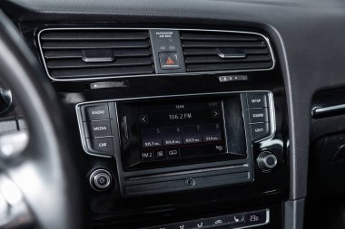 Novosibirsk, Rusya - 25 Ocak 2019: Volkswagen Golf, pano ve oyuncu yakın çekim. Fotoğraf üzerinde bir park Novosibirs içinde modern bir araba
