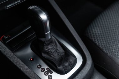 Novosibirsk, Rusya - 25 Ocak 2019: Volkswagen Jetta, Hızlandırıcı kolu ve düğmeleri yakın çekim. Fotoğraf üzerinde bir park Novosibirs içinde modern bir araba