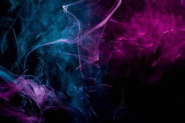 Siyah bir yalıtılmış zemin üzerine pembe ve mavi renklerin yoğun çok renkli duman. Duman vap arka plan