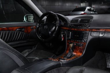 Novosibirsk, Rusya - 30 Ocak 2019: Mercedes-Benz E-500 e-sınıfı, pano, koltuklar ve direksiyon simidi yakın çekim. Fotoğraf üzerinde bir park Novosibirs içinde modern bir araba