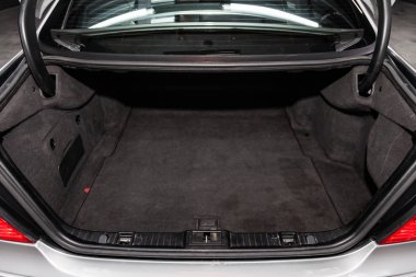 Novosibirsk, Rusya - 30 Ocak 2019: Mercedes-Benz E-500 e-sınıfı, Bagaj çizme, önden görünüm yakın çekim. Fotoğraf üzerinde bir park Novosibirs içinde modern bir araba