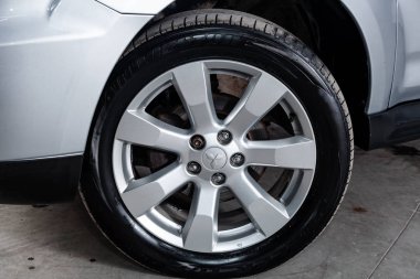 Novosibirsk, Rusya - 30 Ocak 2019: Mitsubishi Outlander, tekerlek close-up. Fotoğraf üzerinde bir park Novosibirs içinde modern bir araba