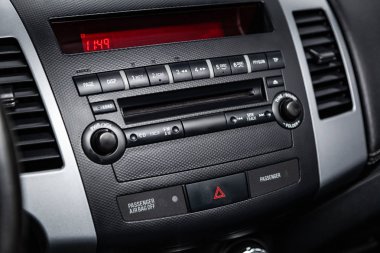 Novosibirsk, Rusya - 30 Ocak 2019: Mitsubishi Outlander, pano, oyuncu ve düğmeleri yakın çekim. Fotoğraf üzerinde bir park Novosibirsk içinde modern bir araba