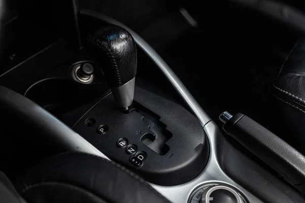 新西比尔斯克 俄罗斯 2019年1月30日 三菱欧德兰德 特写镜头的加速器手柄和按钮 在新西比尔停车场拍摄一辆现代汽车 — 图库照片