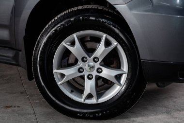 Novosibirsk, Rusya - 30 Ocak 2019: Mitsubishi Outlander, tekerlek close-up. Fotoğraf üzerinde bir park Novosibirs içinde modern bir araba