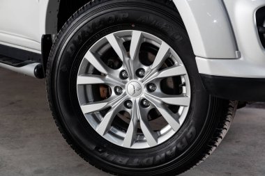 Novosibirsk, Rusya - 30 Ocak 2019: Mitsubishi Pajero spor, yakın çekim tekerlekli. Fotoğraf üzerinde bir park Novosibirs içinde modern bir araba