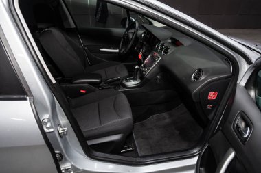 Novosibirsk, Rusya - 30 Ocak 2019: Peugeot 408, pano, koltuklar ve direksiyon simidi close-up. Fotoğraf üzerinde bir park Novosibirsk içinde modern bir araba